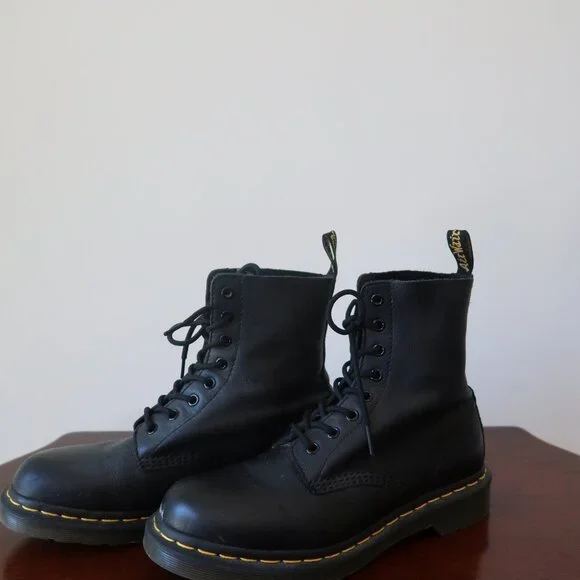 Dr. Marten's 1460 Black Boots Women's US Size 9. - Picture 2 of 4